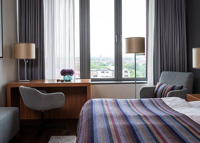 AMERON Köln Hotel Regent Standard Zimmer mit Bett und Schreibtisch