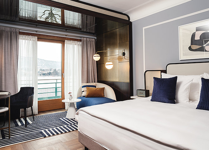 AMERON Zürich Bellerive au Lac Premium Zimmer mit Bett und Blick auf den See