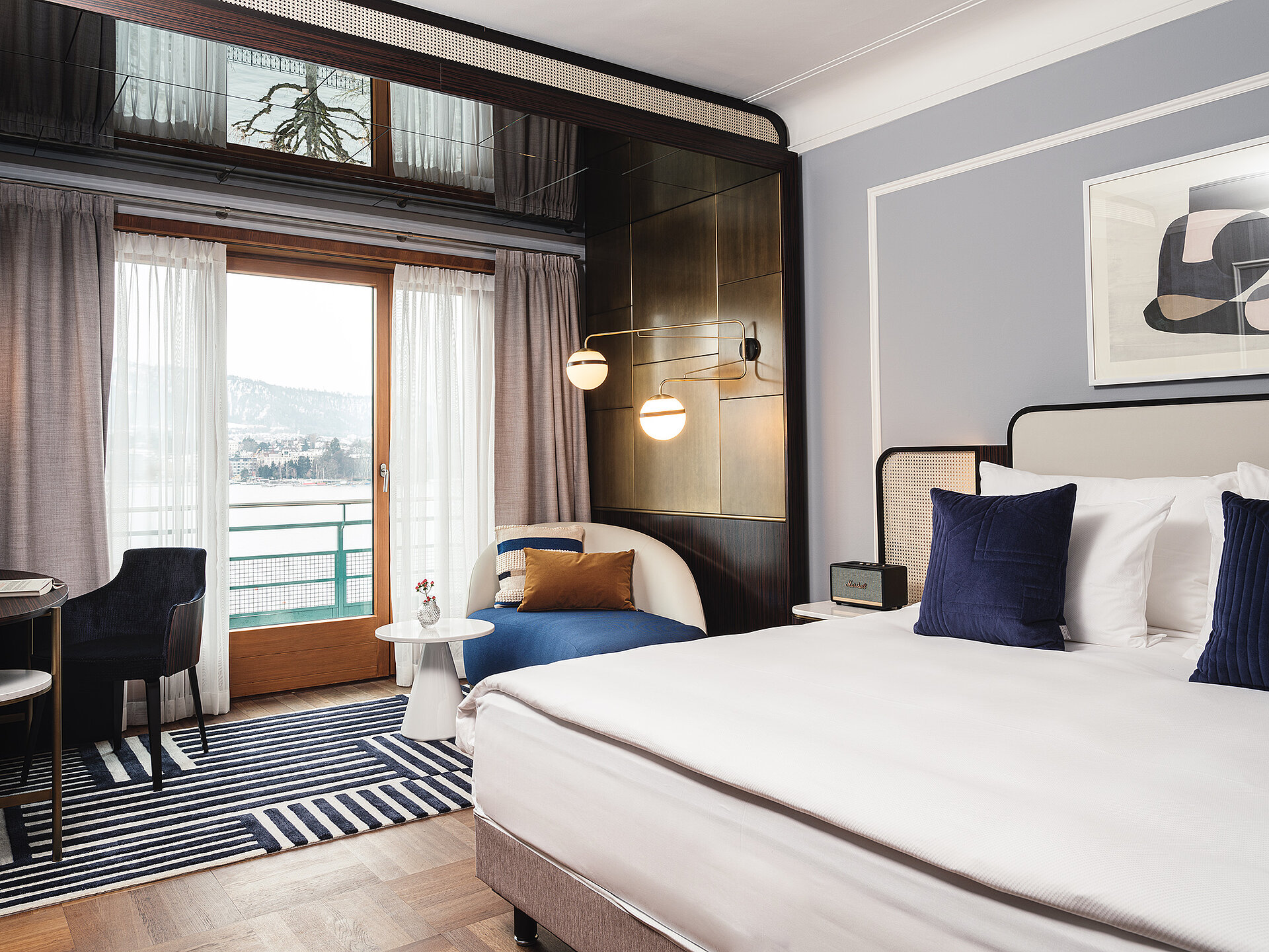 AMERON Zürich Bellerive au Lac Premium Zimmer mit Bett und Blick auf den See