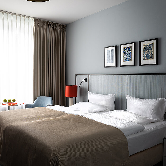 AMERON Bonn Hotel Königshof Premium Comfort Doppelzimmer Bett Seitlich