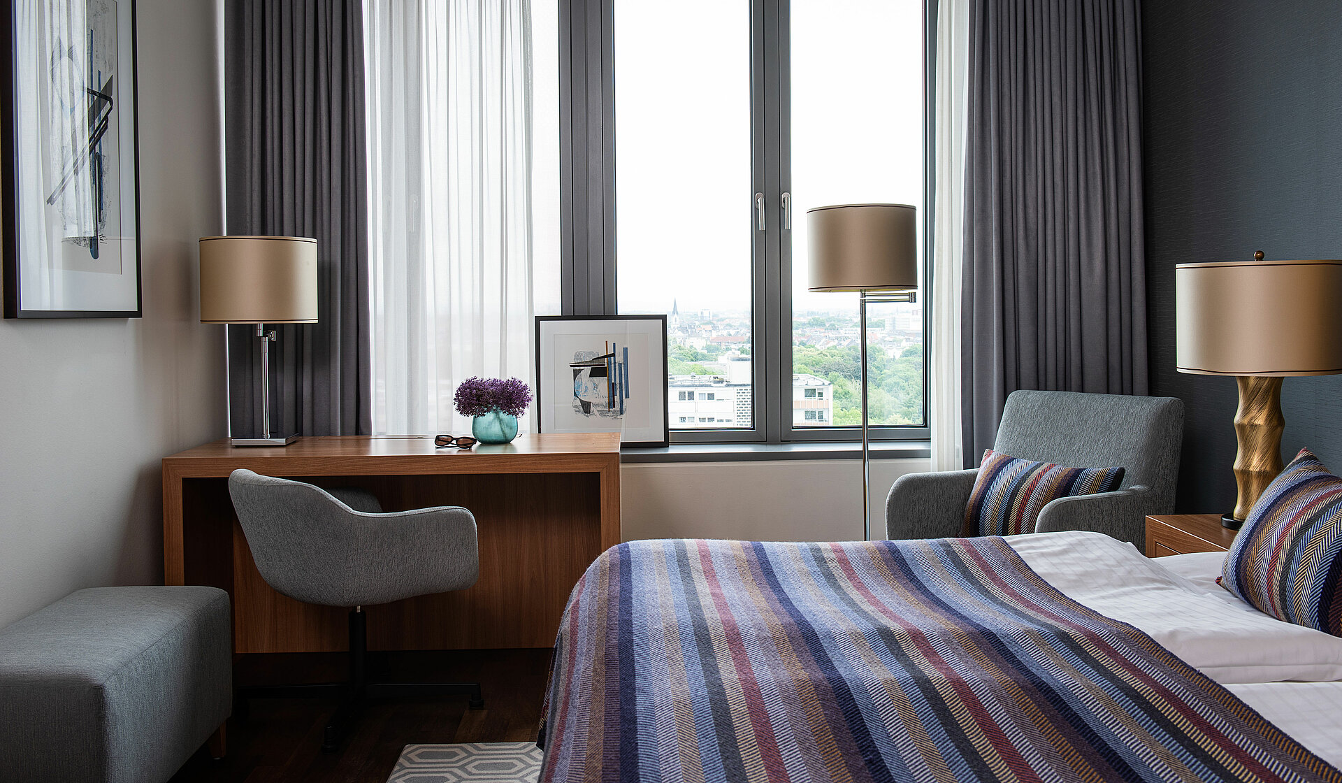 AMERON Köln Hotel Regent Zimmer Innenansicht mit Bett und Blick nach draußen