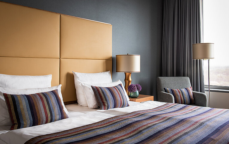 AMERON Köln Hotel Regent Premium Zimmer Bettseitlich mit Kissendunkel