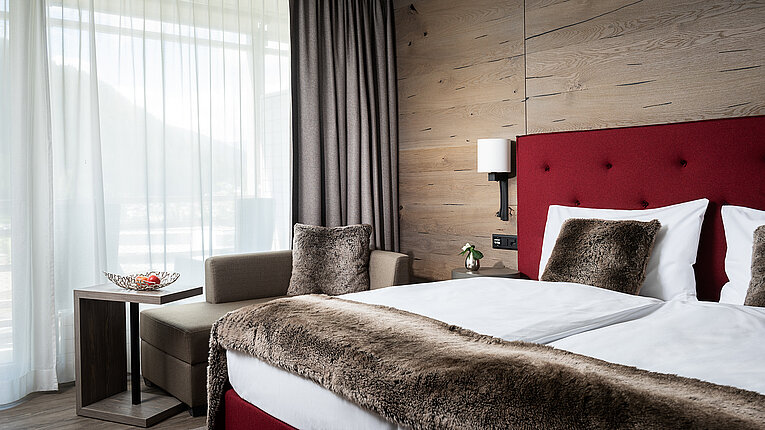 AMERON Davos Swiss Mountain Resort Comfort Premium Zimmer Bett seitlich