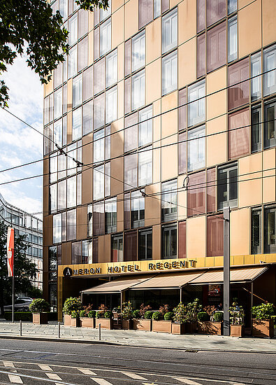 AMERON Köln Hotel Regent Aussenansicht Fassade mit Logo und Terrasse