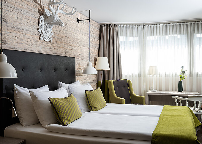 AMERON Luzern Hotel Flora Zimmer Premium Bett seitlich