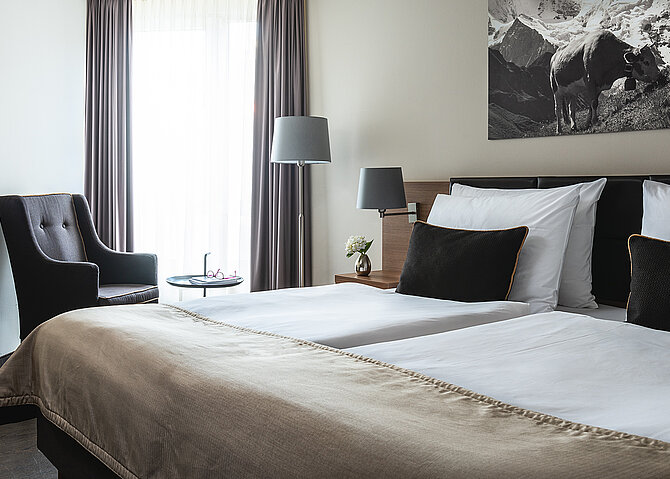 AMERON Luzern Hotel Flora Zimmer Comfort Bett seitlich