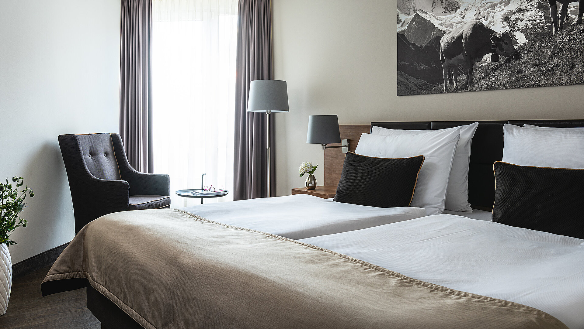 AMERON Luzern Hotel Flora Zimmer Comfort Bett seitlich
