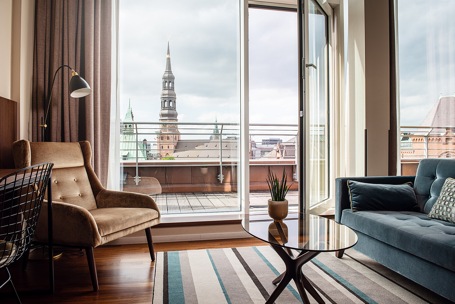 AMERON Hamburg Hotel Speicherstadt Juniorsuite Zimmer Wohnraum mit Sessel und Couch